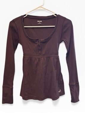 Hollister Women's Long-Sleeve Scoop Henley Baby Doll Top in Dark Chocolate Brown